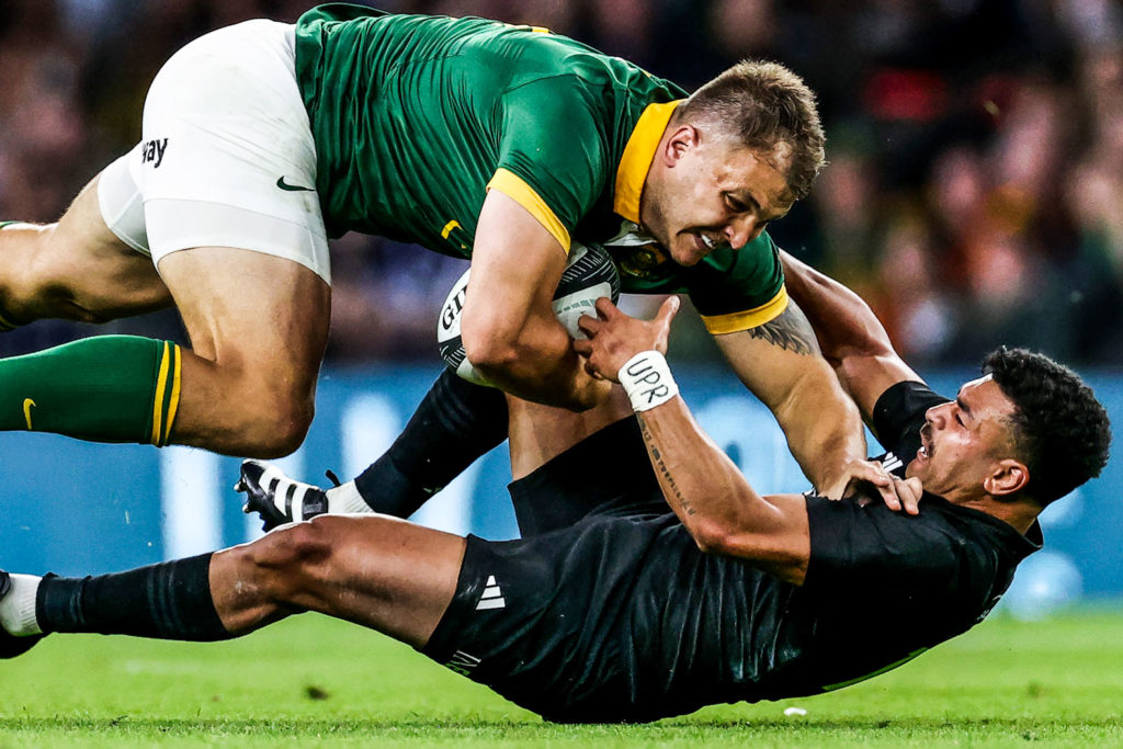 LONDON, ENGLAND - AUGUST 25: Andre Esterhuizen of South Africa is tackled by Richie Mo'unga of New Zealand during the Summer International match between New Zealand All Blacks v South Africa at Twickenham Stadium on August 25, 2023 in London, England. (Photo by David Rogers/Getty Images)