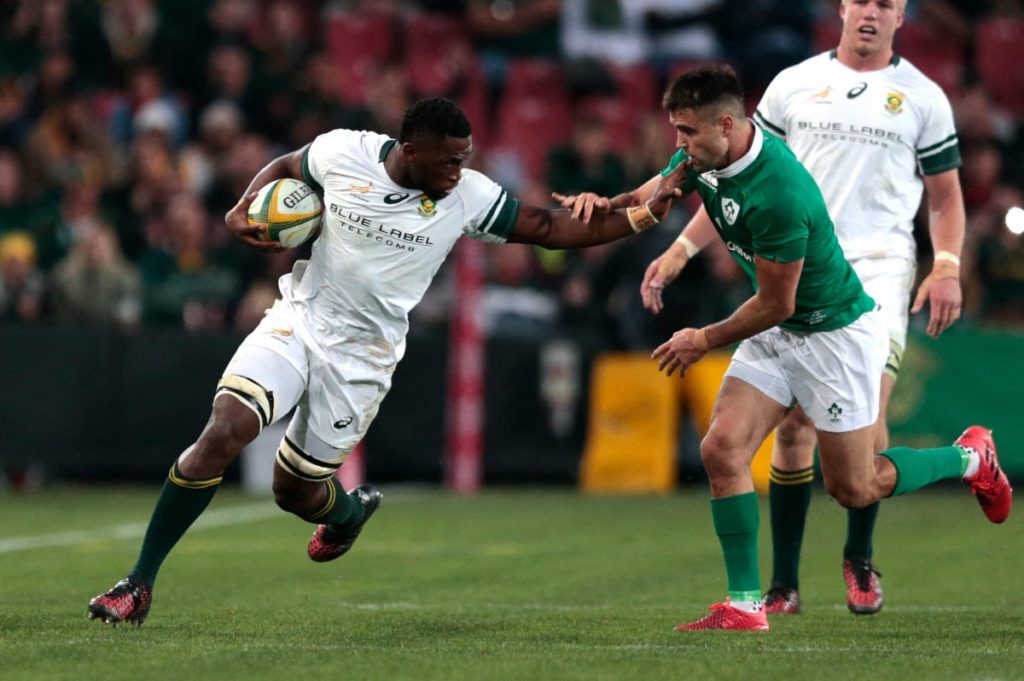 South Africa'sSiya Kolisi (L) evades Ireland's Conor Murray (R)during the second Rugby Test match between South Africa and Ireland at Ellis Park on June 18, 2016 in Johannesburg.