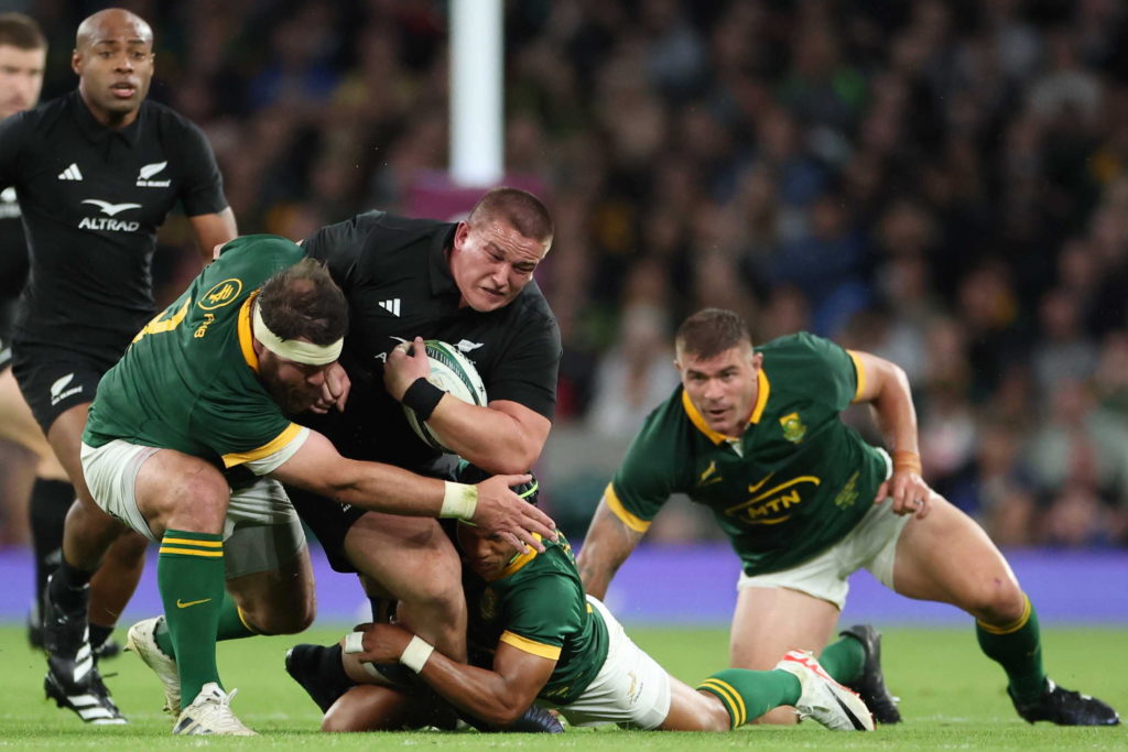 Ethan de Groot tackled by Frans Malherbe and Kurt-Lee Arendse at Twickenham