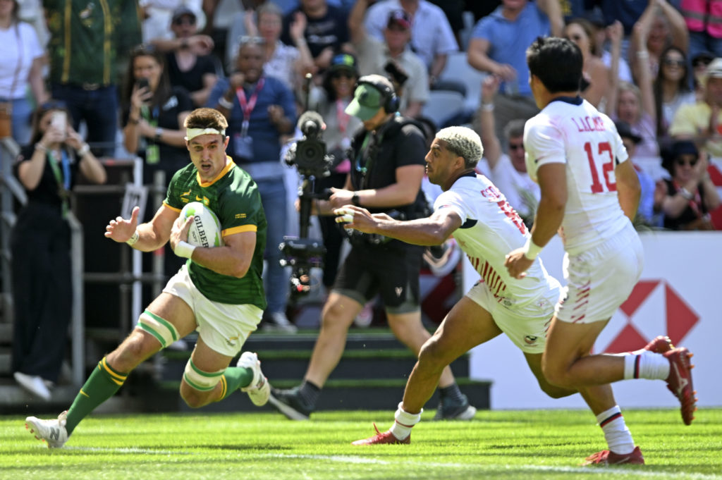 Impi Visser of South Africa scores a try against USA during day one of the 2023 HSBC Cape Town Sevens at Cape Town Stadium on 9 December 2023 ©Ryan Wilkisky/BackpagePix