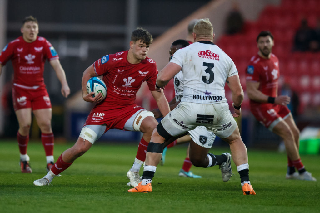 LLANELLI, WALES - APRIL 26: Taine Plumtree of Scarlets looks for a gap during the United Rugby Championship match between Llanelli Scarlets and Hollywoodbets Sharks at Parc y Scarlets on April 26, 2024 in Llanelli, Wales. (Photo by Gruffydd Thomas/Gallo Images)