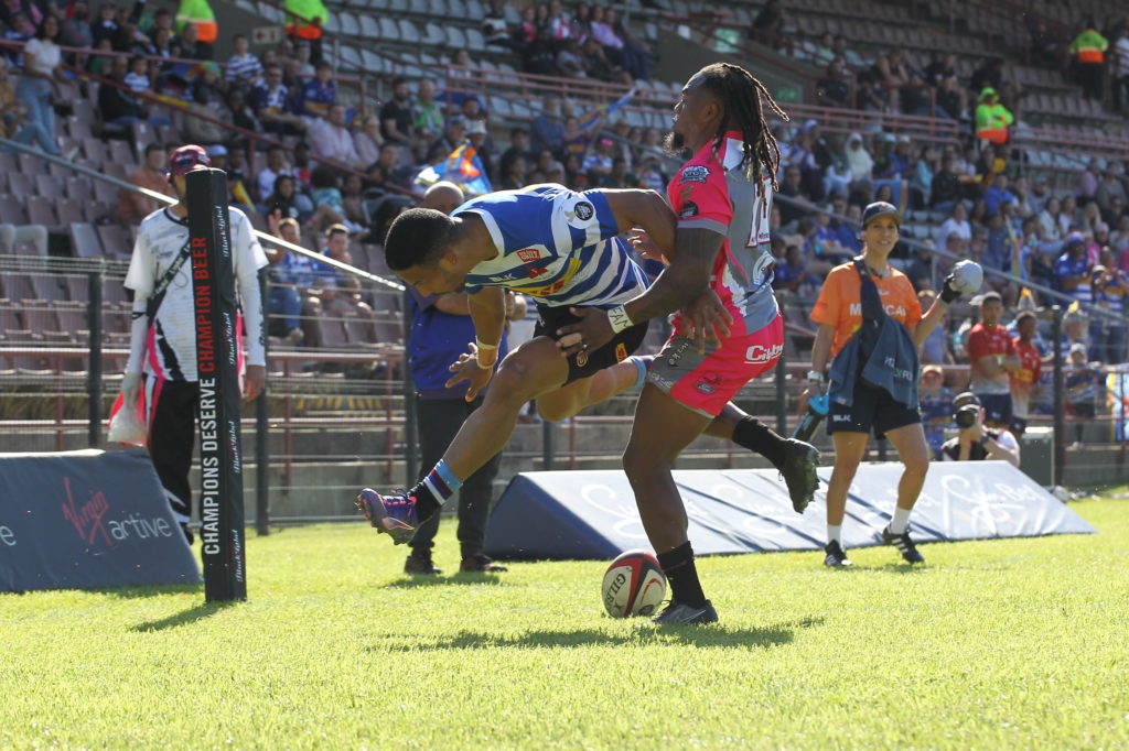 Courtnall Skosan scores for Western Province against the Pumas at the Danie Craven Stadium